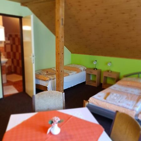 Guest House Pod Lesem Merklin ภายนอก รูปภาพ