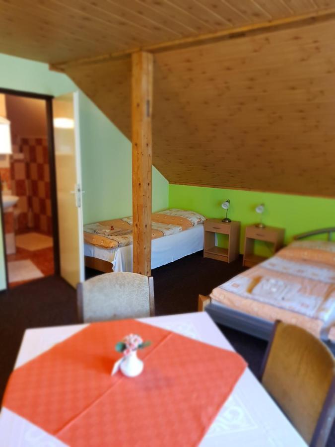 Guest House Pod Lesem Merklin ภายนอก รูปภาพ