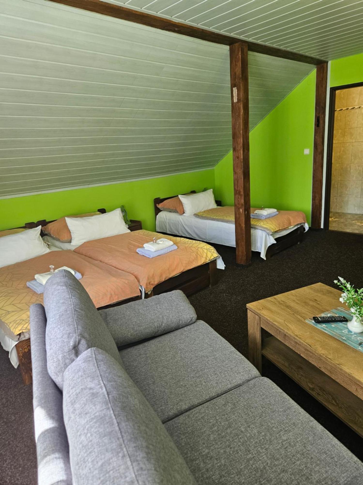 Guest House Pod Lesem Merklin ภายนอก รูปภาพ