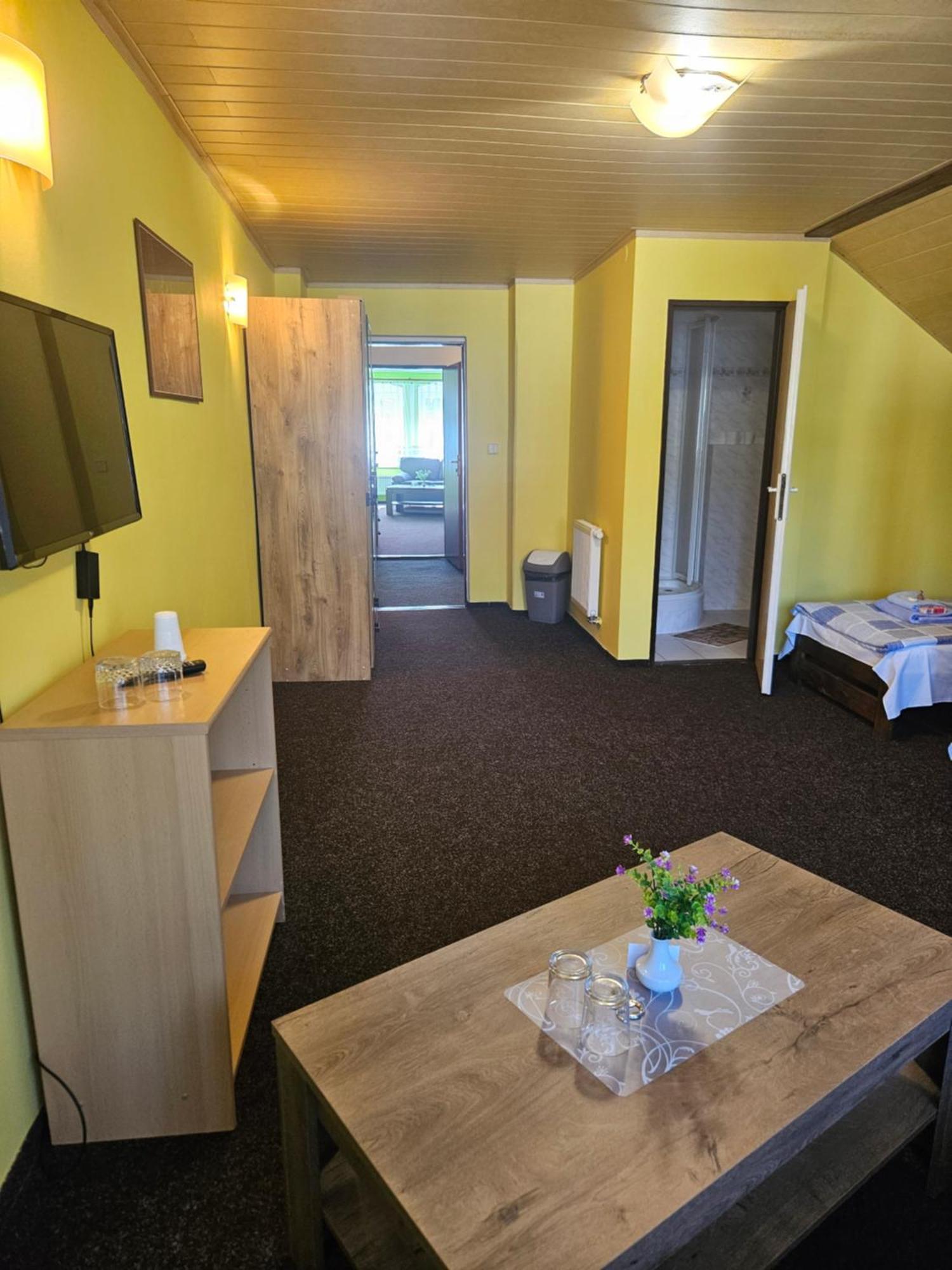 Guest House Pod Lesem Merklin ภายนอก รูปภาพ
