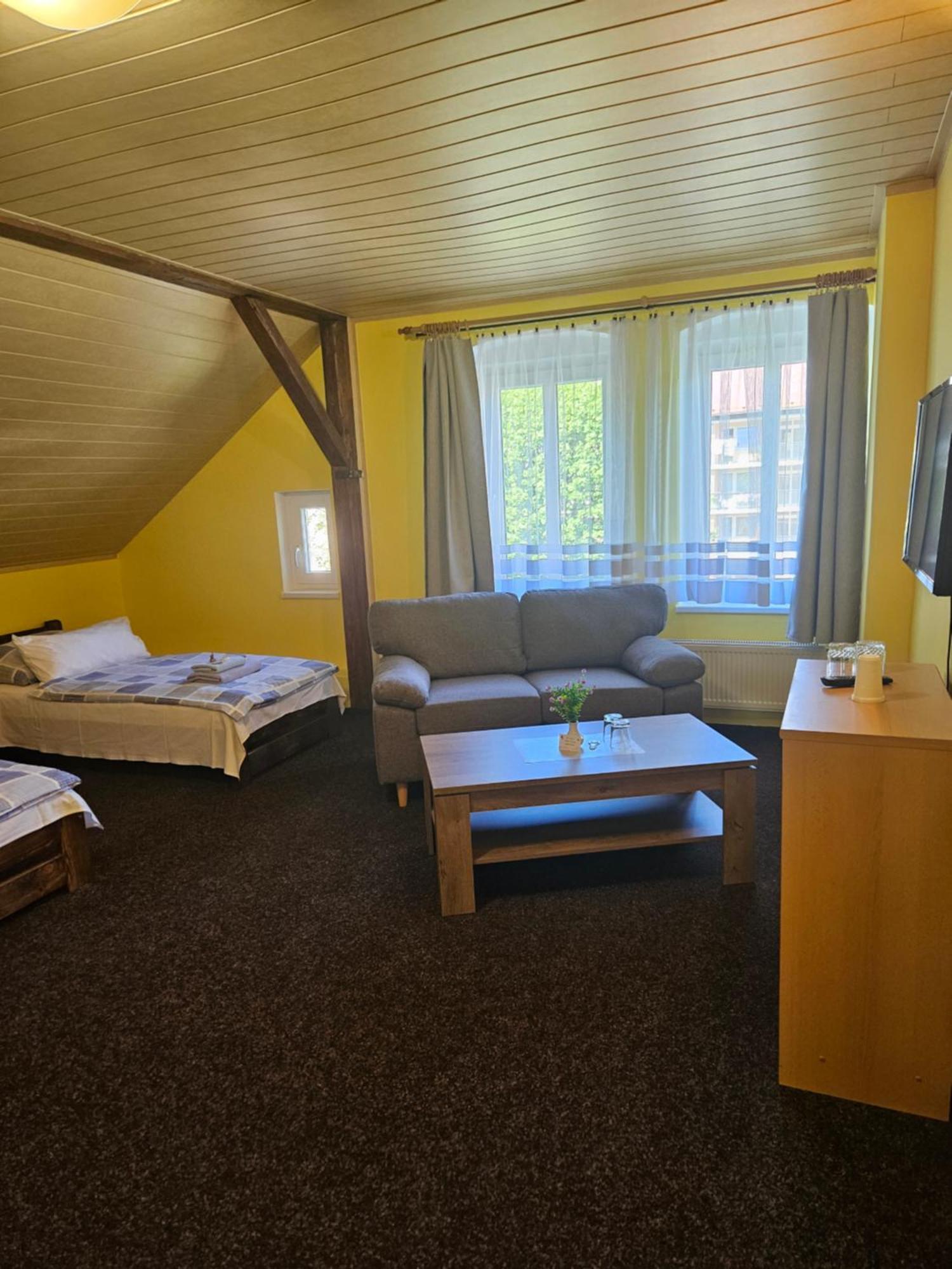 Guest House Pod Lesem Merklin ภายนอก รูปภาพ