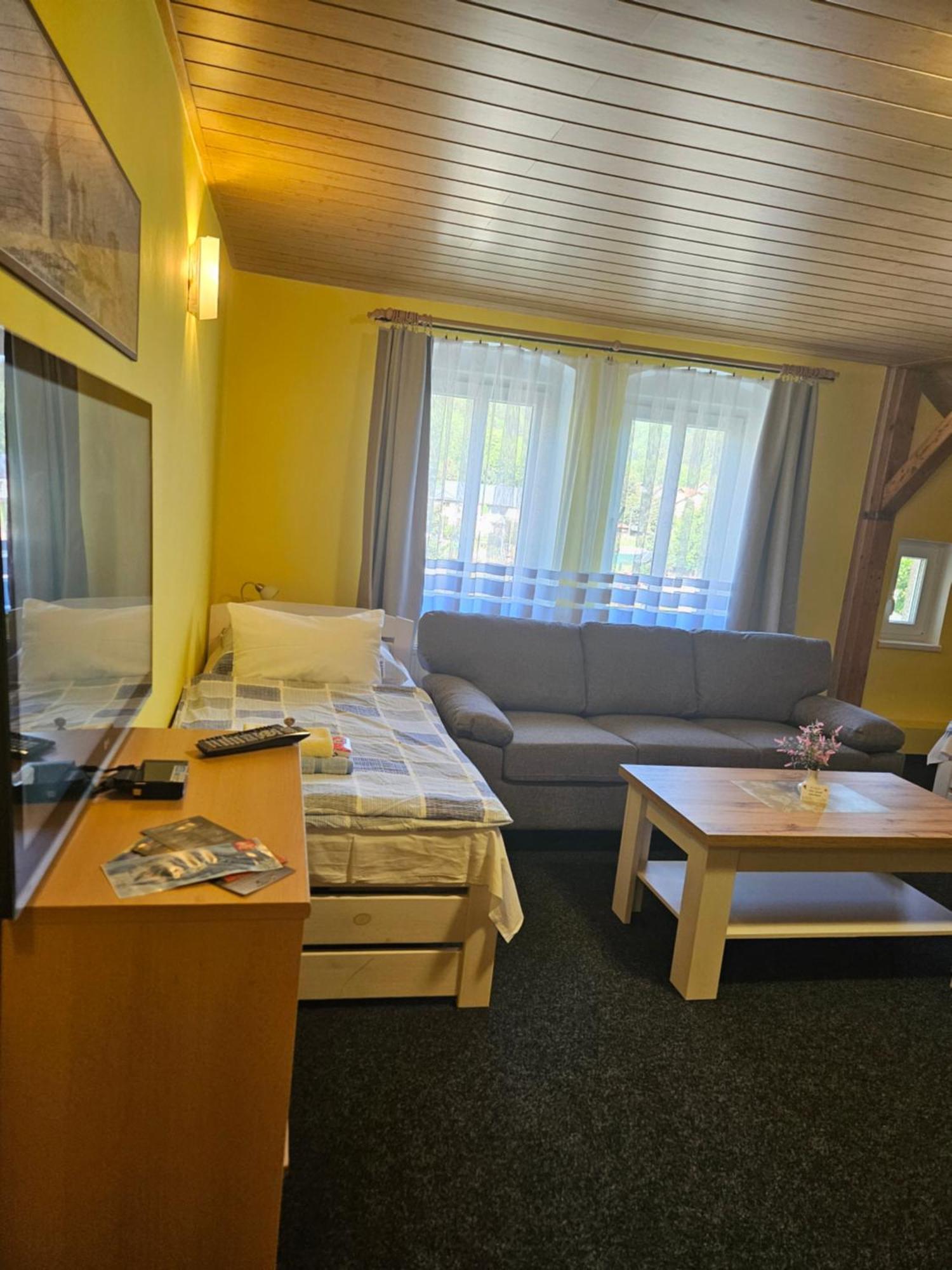 Guest House Pod Lesem Merklin ภายนอก รูปภาพ